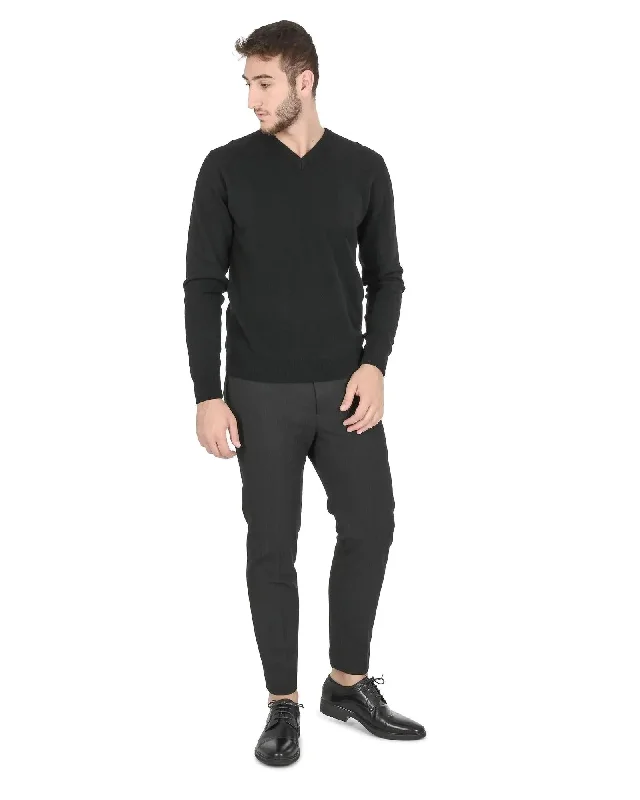 Men's Sweaters with Fold-Over CuffsCrown of Edinburgh Cashmere Men's Refined Cashmere V-Neck Sweater in Black - M