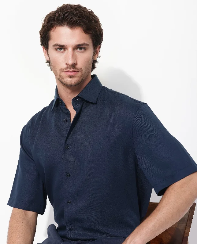 Men's V-Neck T-Shirts for a Flattering ShapeRare Rabbit Mens Memo SS Navy Tencel Fabric Short Sleeve Boxy Fit Solid Twill Shirt Men's V-Neck T-Shirts for a Flattering ShapeRare Rabbit Mens Memo SS Navy Tencel Fabric Short Sleeve Boxy Fit Solid Twill Shirt